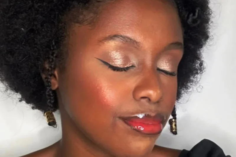 Maquiagem de olhos dourados em pele negra